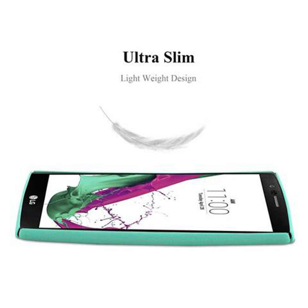 Teléfono en una funda verde menta. La pantalla muestra la hora. Una pluma está encima del teléfono.