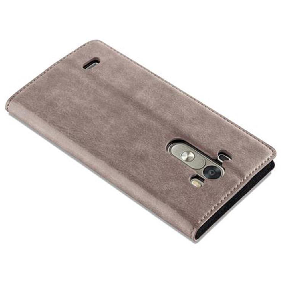 Un teléfono con funda marrón. El teléfono está en una funda. La funda está cerrada.