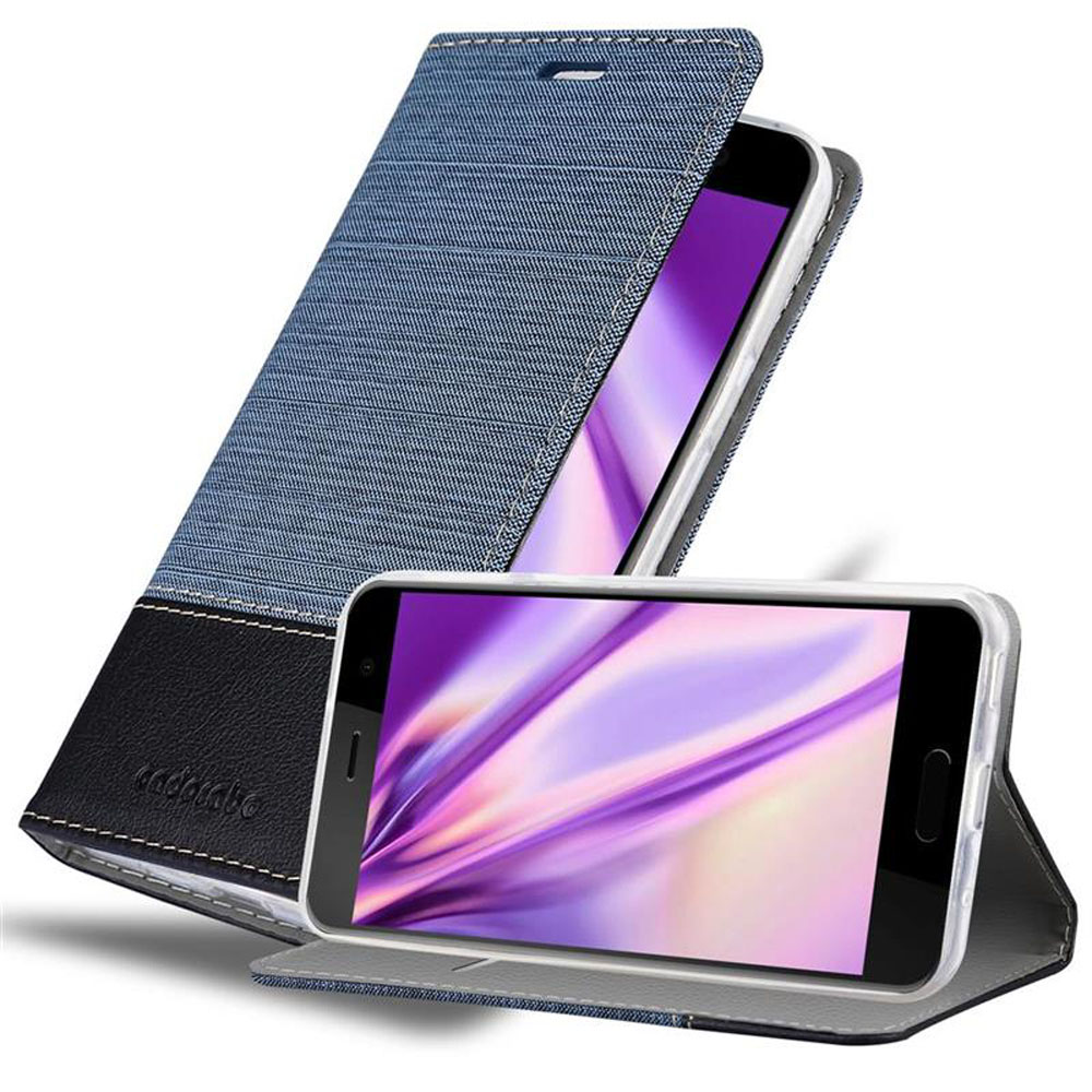 Smartphone in una custodia in denim blu e pelle nera, aperto e chiuso, mostrando uno schermo.
