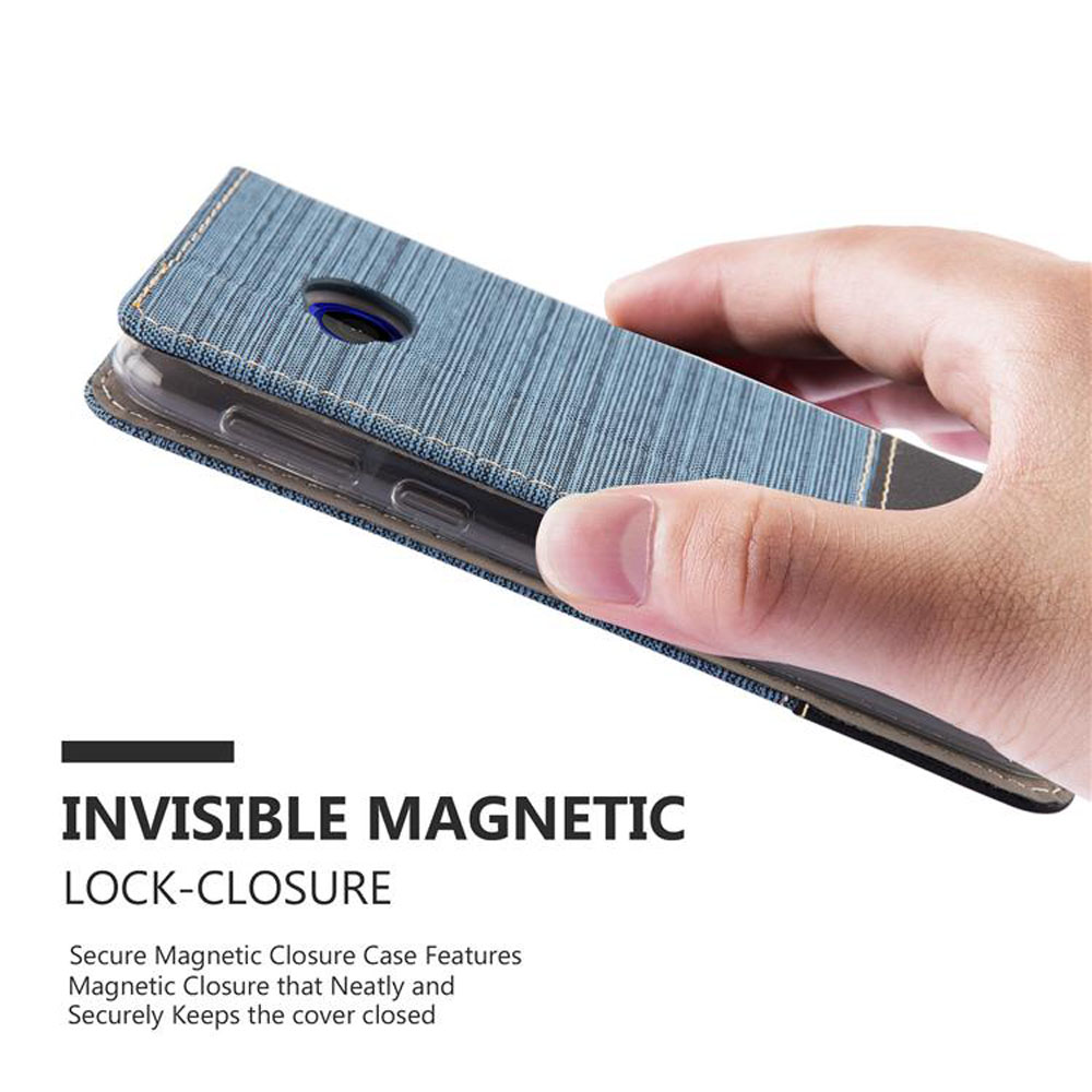 Mano che apre una custodia per telefono con una texture denim. Lo schermo del telefono è visibile.