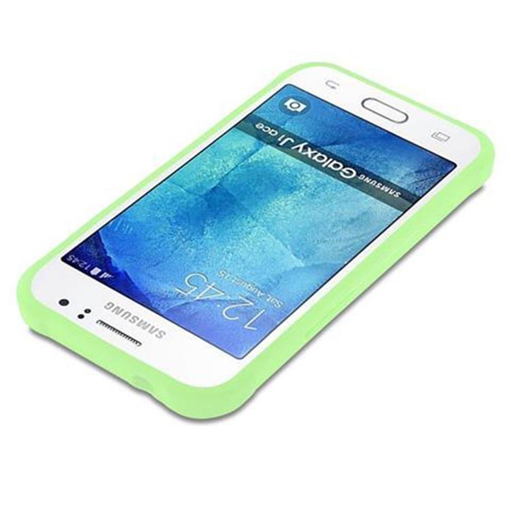 Weißes Telefon mit grüner Hülle. Das Telefon liegt auf einer weißen Oberfläche. Text: Samsung Galaxy J1 ace.