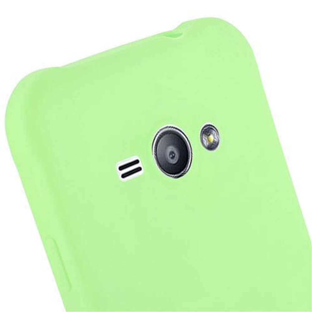 Rückseite des grünen Handycases mit Kamera und Blitz. Nahaufnahme. Weißer Hintergrund.