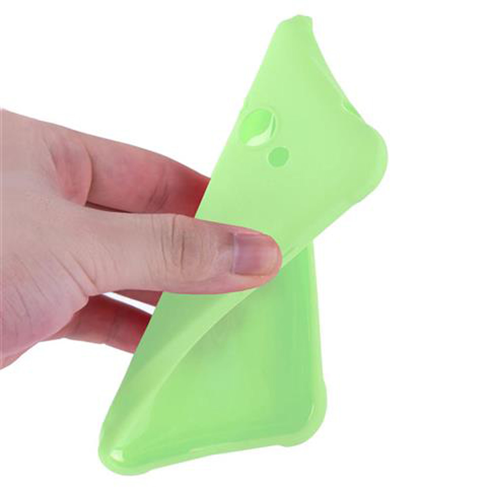 Eine Hand hält eine hellgrüne Handyhülle, zusammengeklappt. Die Hülle besteht aus flexiblem Material und hat Löcher.