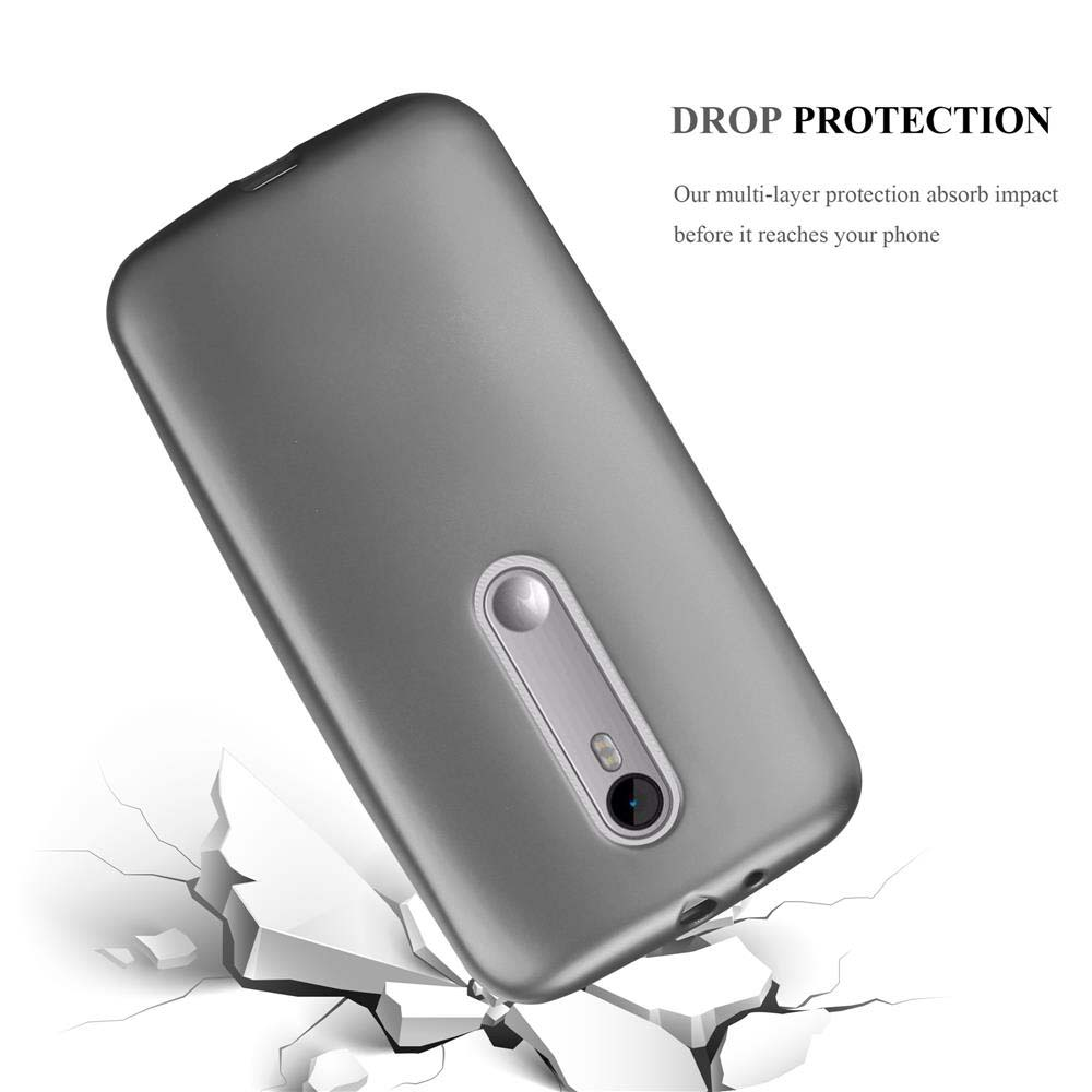 Funda gris cayendo sobre suelo agrietado. La funda tiene recortes de cámara y botón.