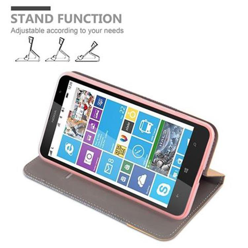 Téléphone dans un étui qui s'ouvre comme un support. L'écran affiche une interface d'application.