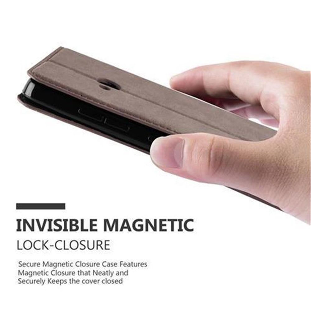 Hand hält eine braune Handyhülle. Unsichtbarer Magnetverschluss wird erwähnt.