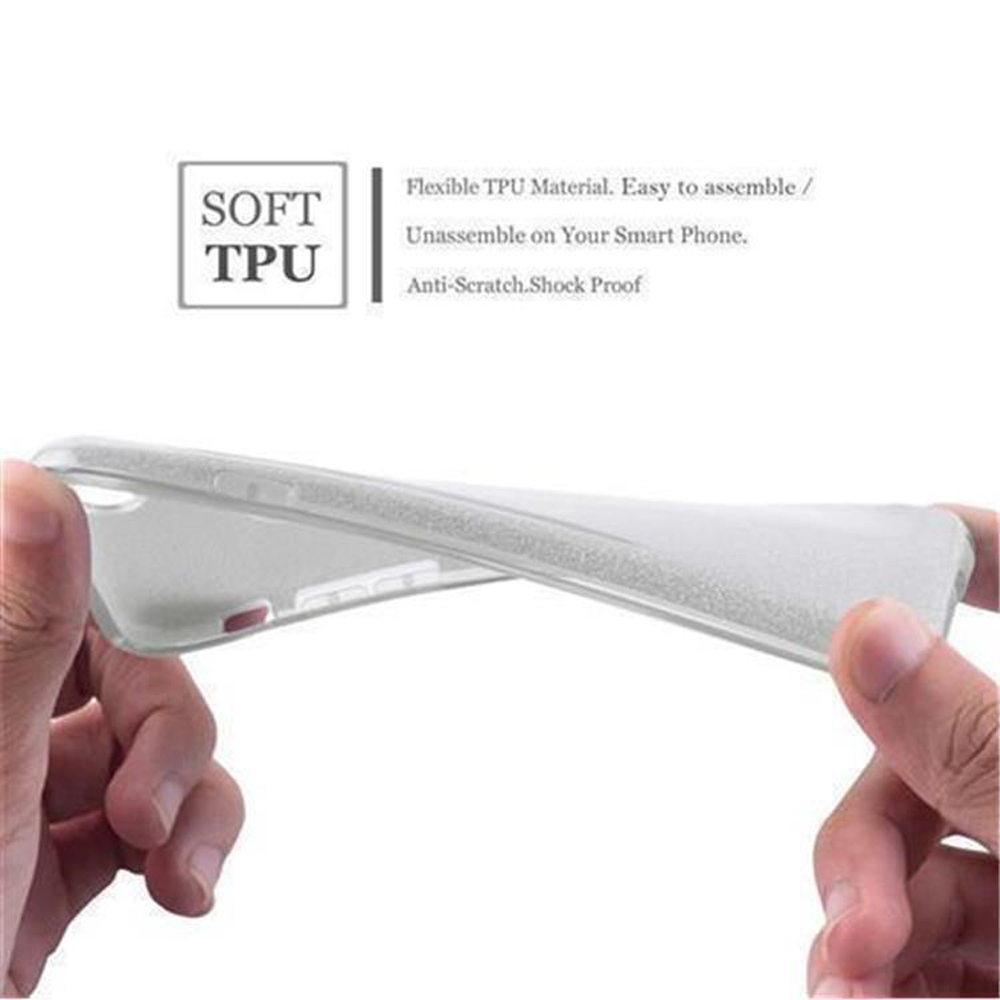 Dos manos sosteniendo una funda transparente. La funda es flexible.
