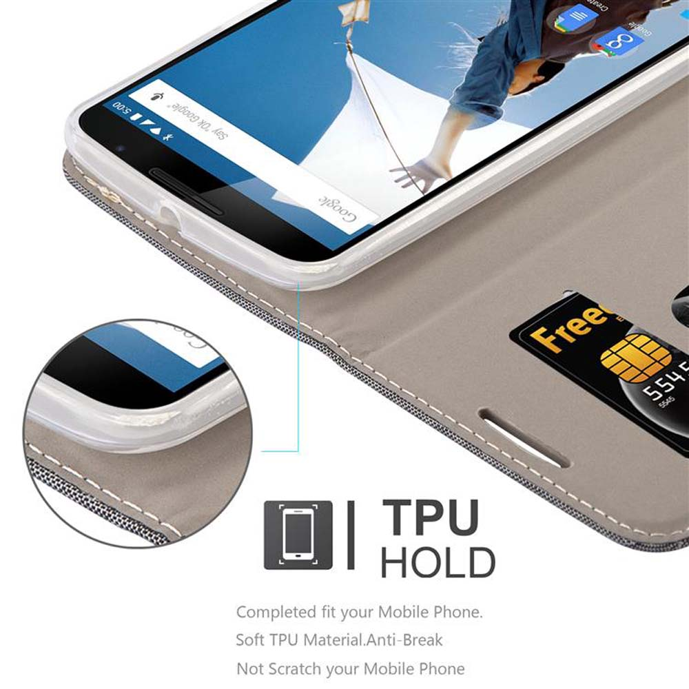 Teléfono en una funda de cartera gris. La funda está abierta y muestra la pantalla del teléfono y las ranuras para tarjetas. El teléfono es blanco.