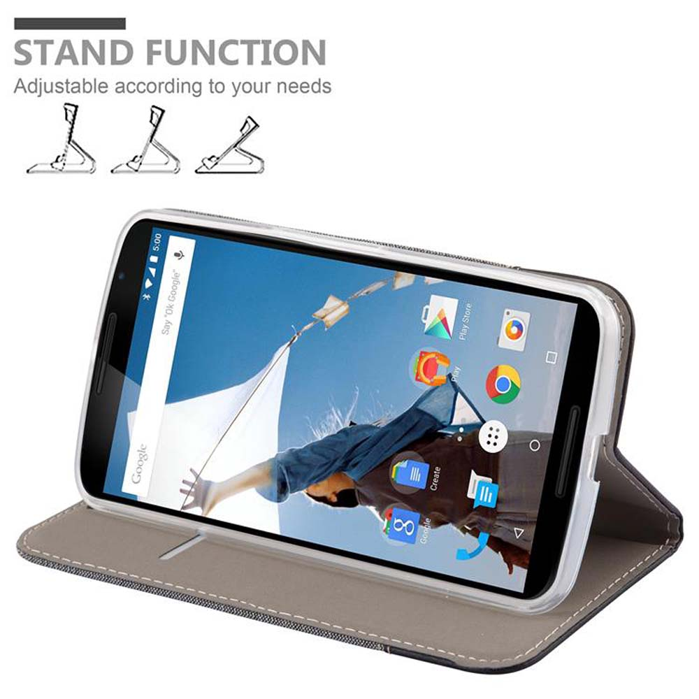 Teléfono en una funda, abierto. La funda es un soporte. El texto dice: Función de soporte, ajustable según sus necesidades.