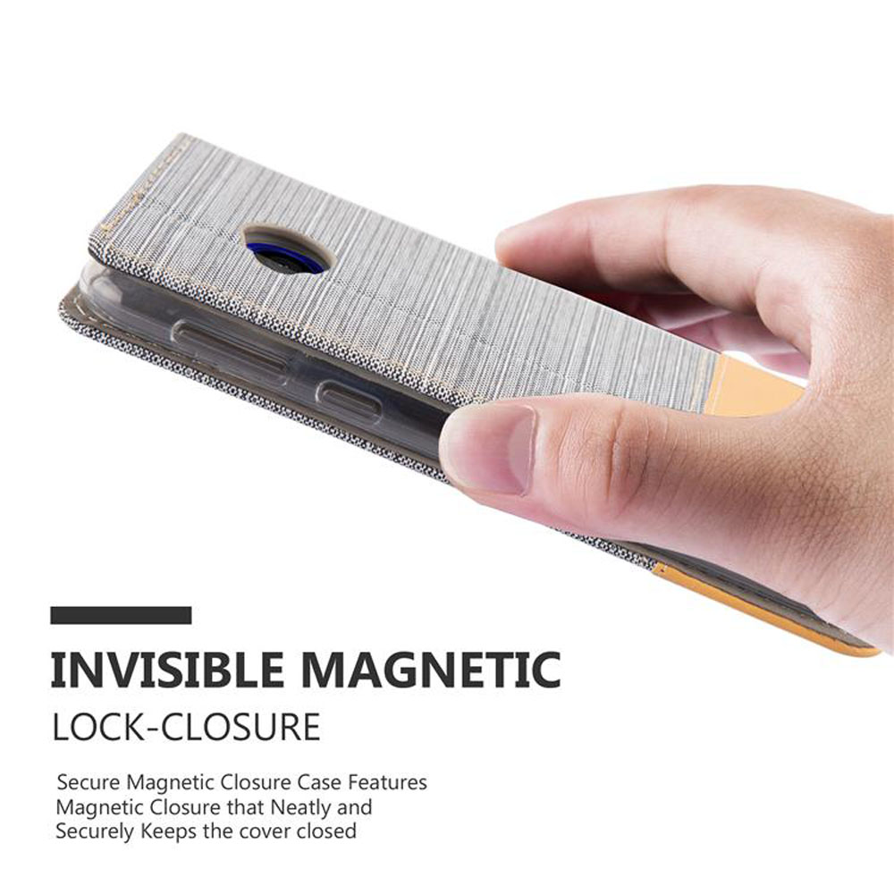 Mano che tiene una custodia, enfatizzando la chiusura magnetica invisibile.