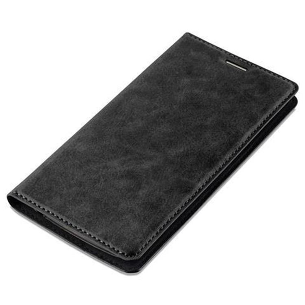 Una funda de teléfono negra. Está cerrada y parece estar hecha de un material similar al cuero. Cosida alrededor del borde.