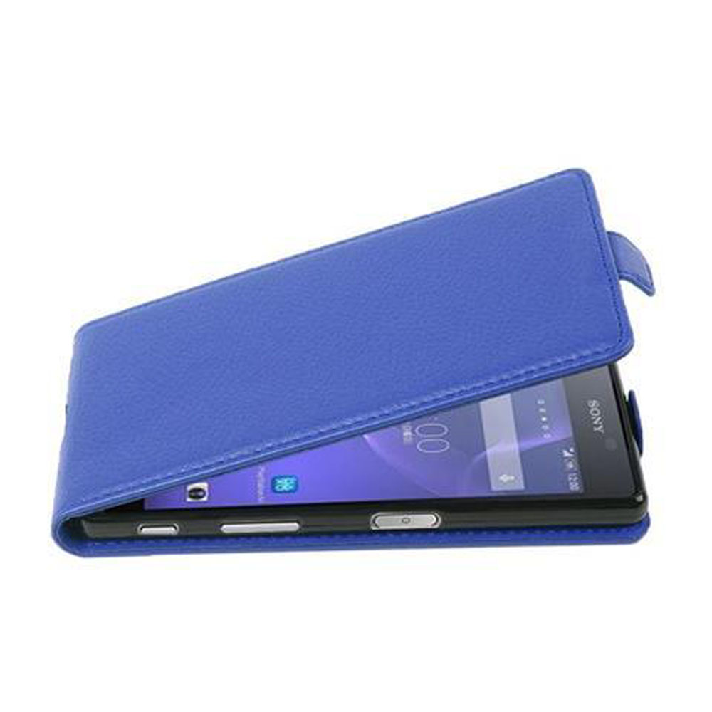 Blaue Handyhülle, offen. Das Telefon ist in der Hülle. Die Hülle ist blau. Die Hülle ist teilweise geöffnet.