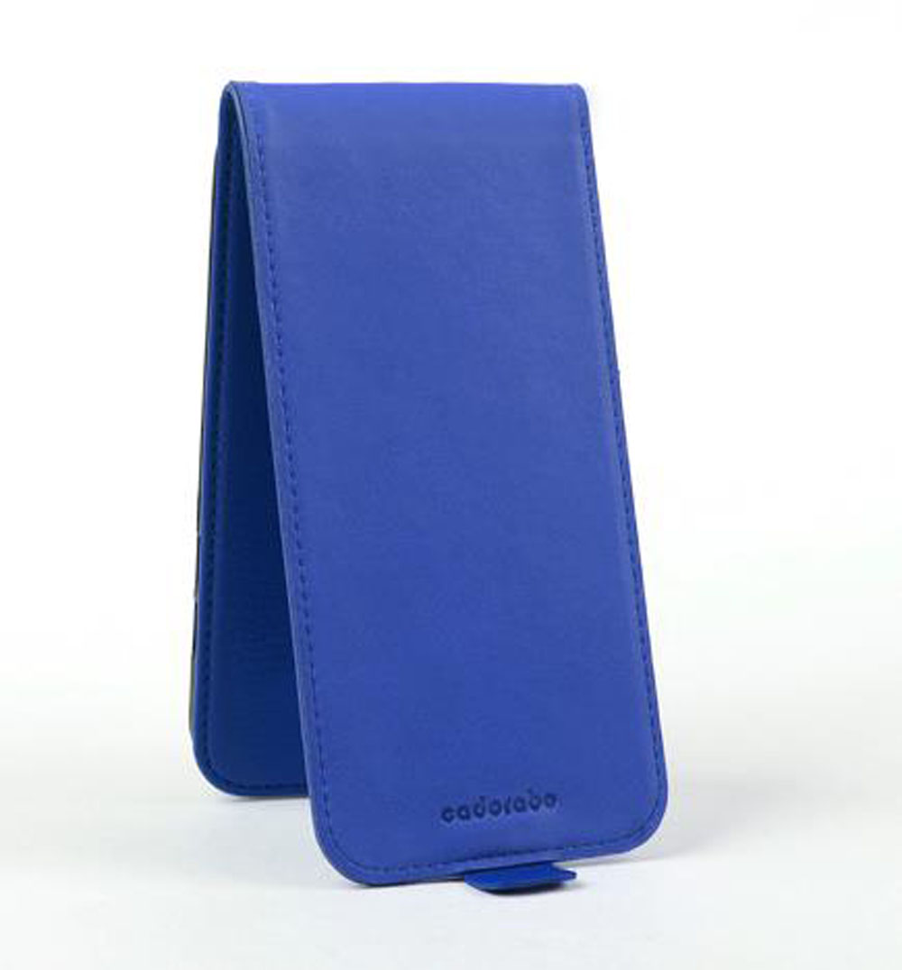 Blaue Handyhülle. Detail: Die Handyhülle ist blau. Die Hülle ist gefaltet.