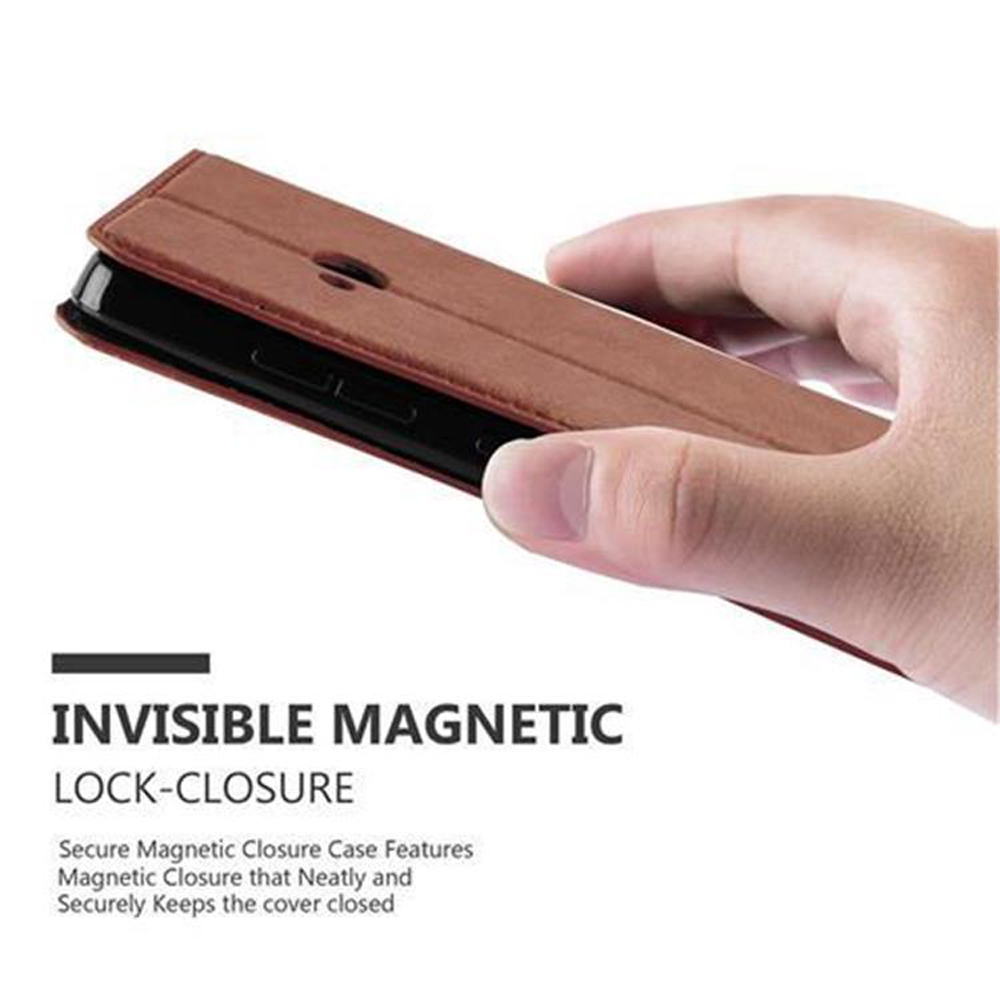 Mano che tiene aperta custodia marrone. Testo: CHIUSURA MAGNETICA INVISIBILE. Chiusura magnetica sicura.