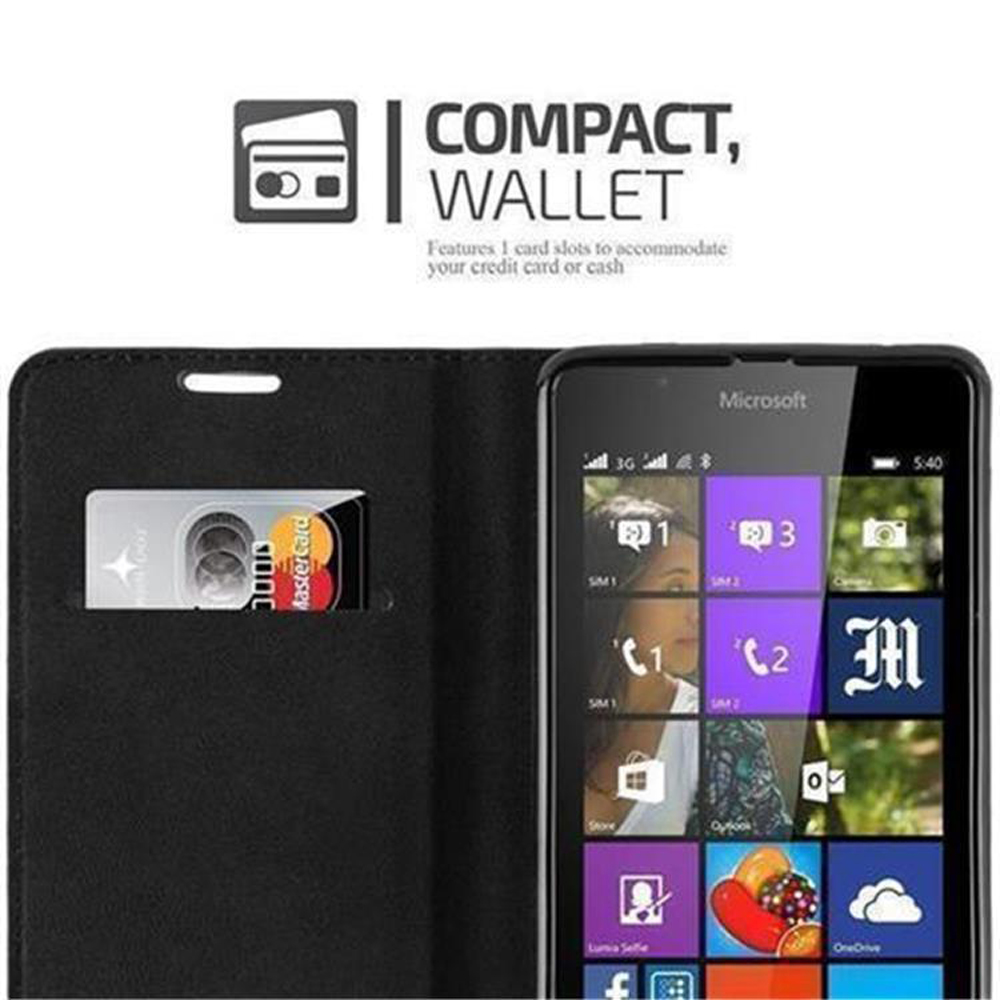 Un telefono in una custodia nera con una carta. La custodia ha fessure per carte e mostra il logo Microsoft.