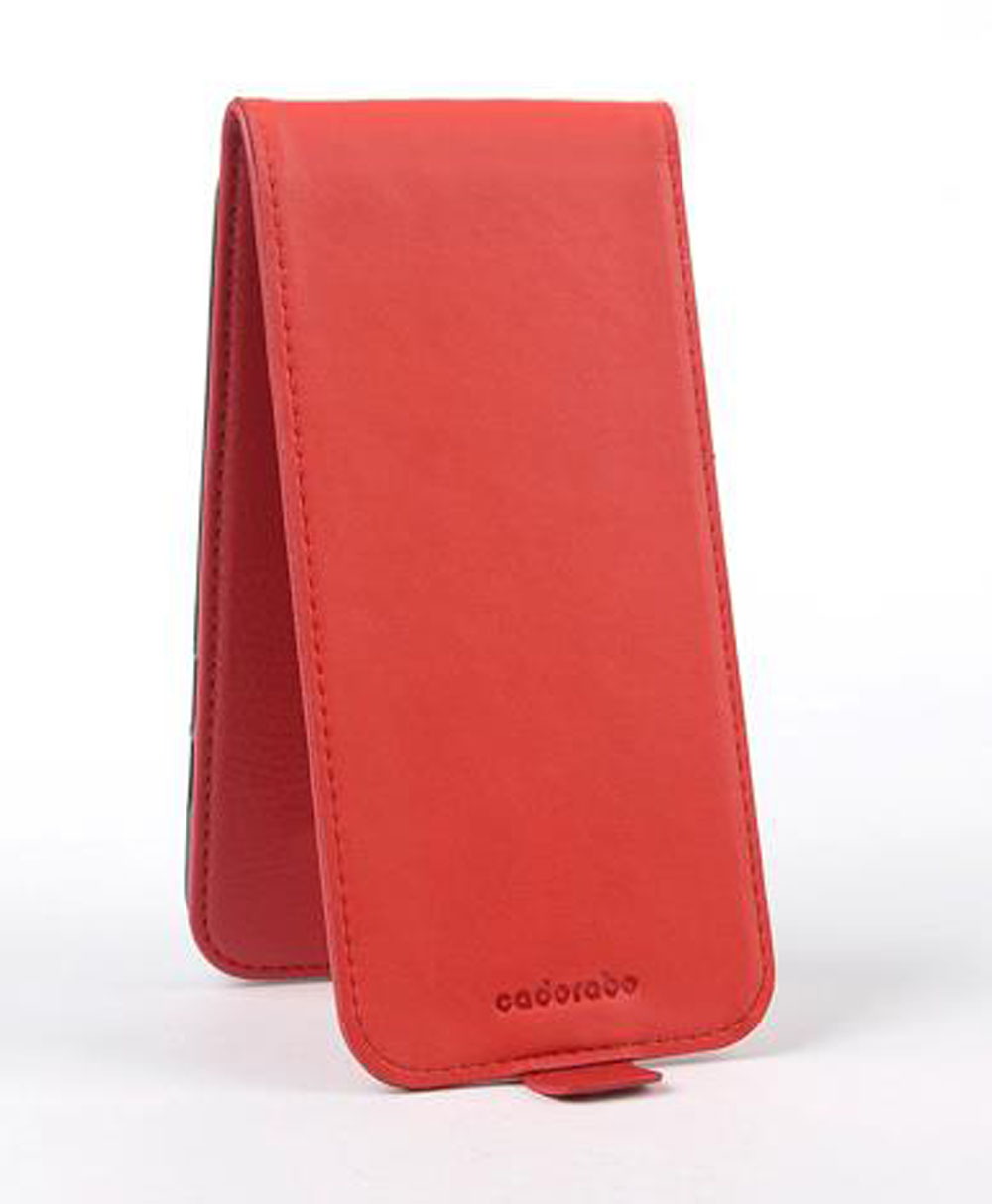 Custodia per telefono in pelle rossa in posizione verticale. Il coperchio è aperto, rivelando l'interno.