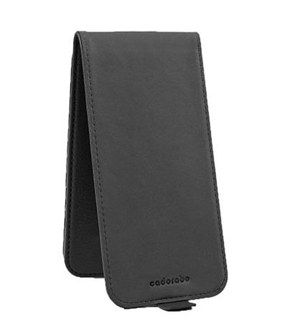 Custodia per telefono nera, chiusa. Presenta un design semplice ed elegante con il nome del marchio.