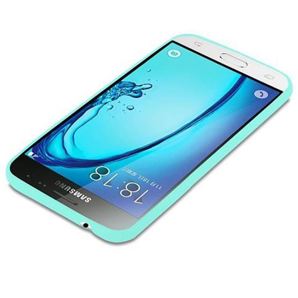 Un telefono blu su sfondo bianco con custodia turchese, che mostra l'ora 18:18.
