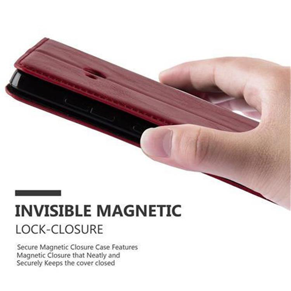 Una mano tiene una custodia rossa per telefono con un telefono all'interno. Mostra la funzione di chiusura magnetica.