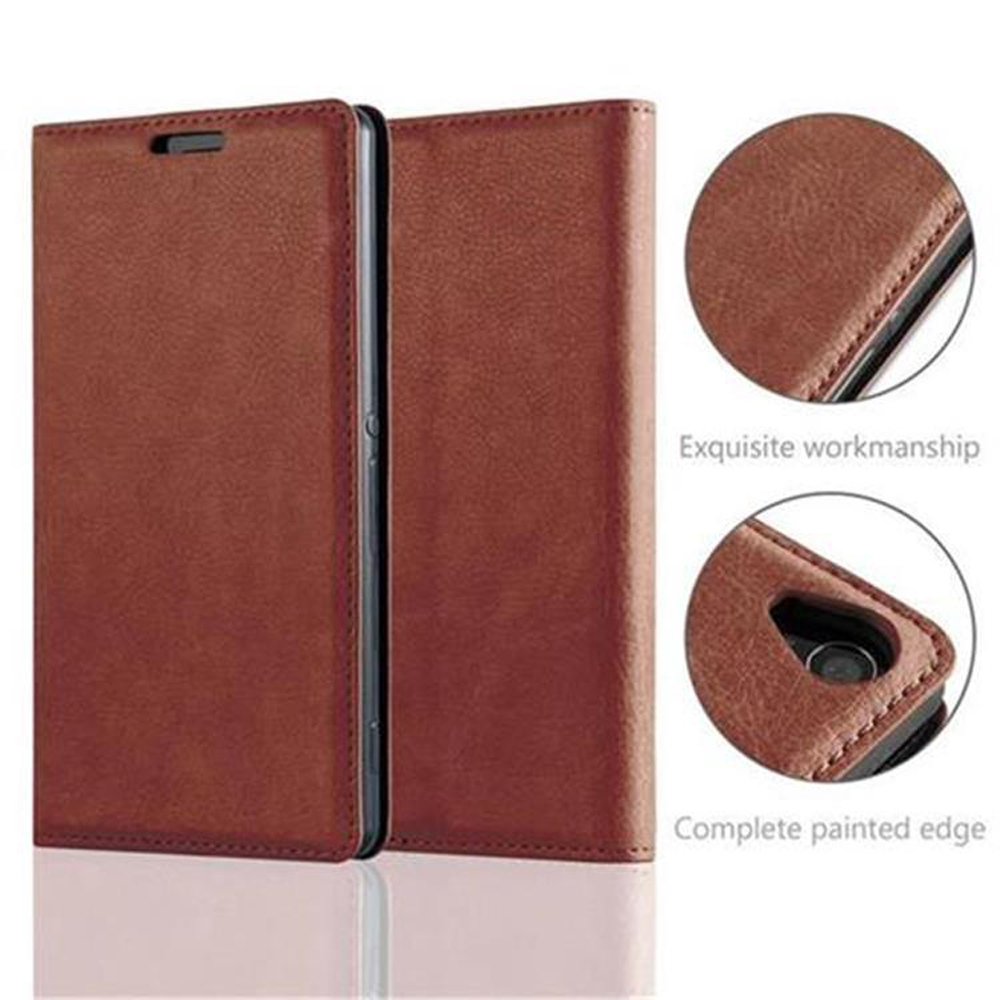 Funda de teléfono marrón con tapa cerrada. Se muestran detalles de la funda.