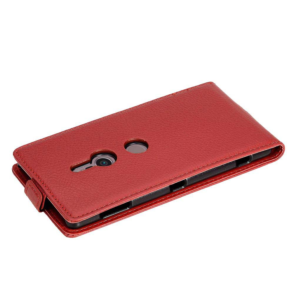 Custodia rossa per telefono con telefono all'interno, scatto angolato.
