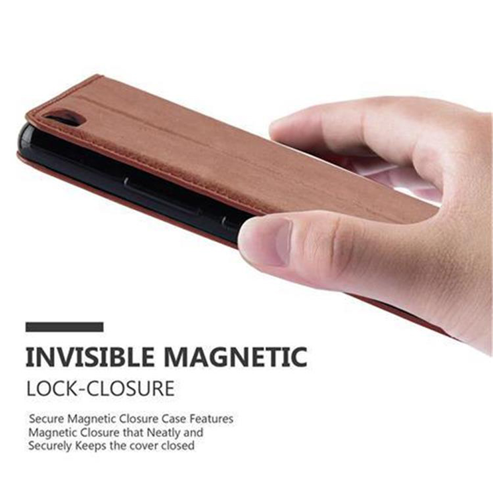Mano sosteniendo una funda para teléfono con una cubierta marrón. Texto: Cierre magnético invisible.