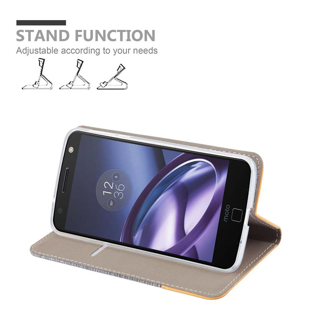 Un telefono in una custodia con funzione stand. Il telefono è aperto su uno sfondo bianco.