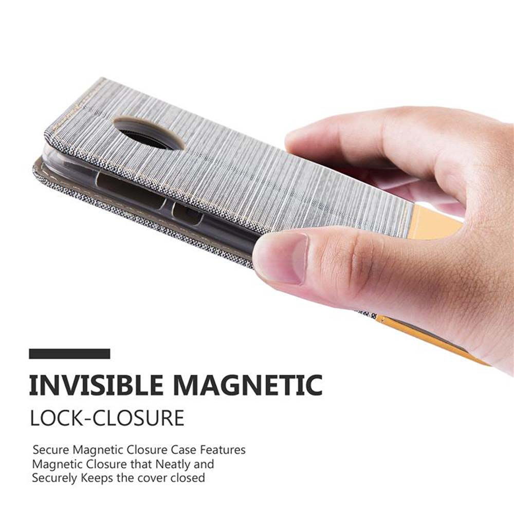 Mano che tiene una custodia per telefono grigia strutturata. Il testo recita 'INVISIBLE MAGNETIC LOCK-CLOSURE'.