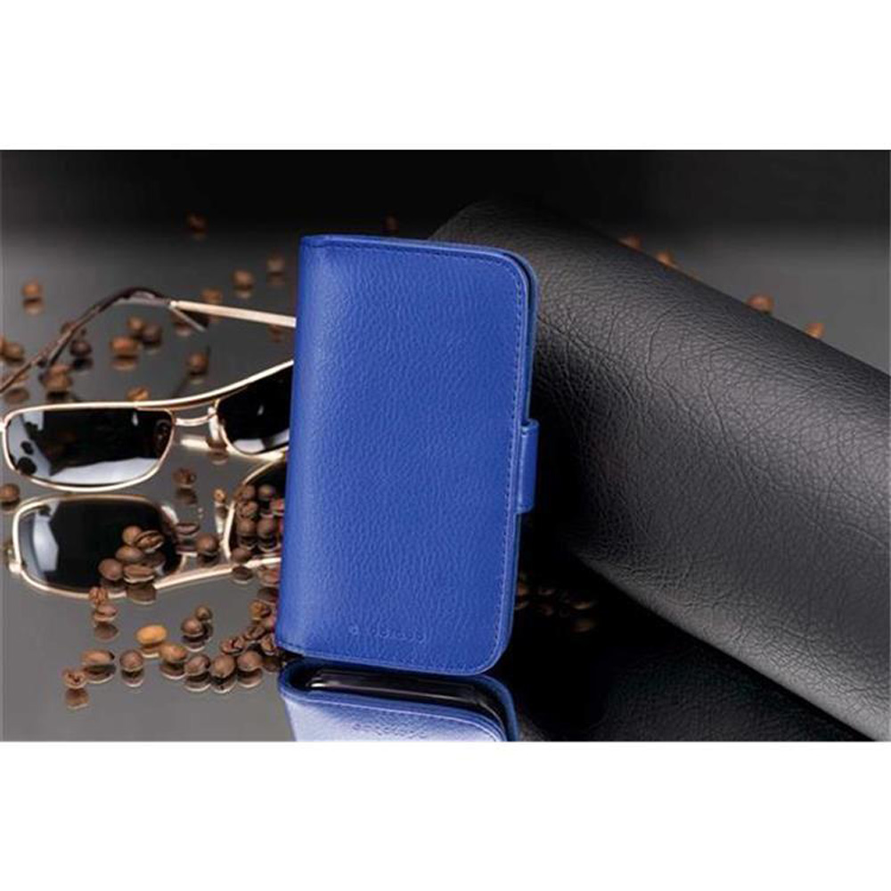 Funda azul para teléfono con gafas de sol y granos de café en superficie negra reflectante.