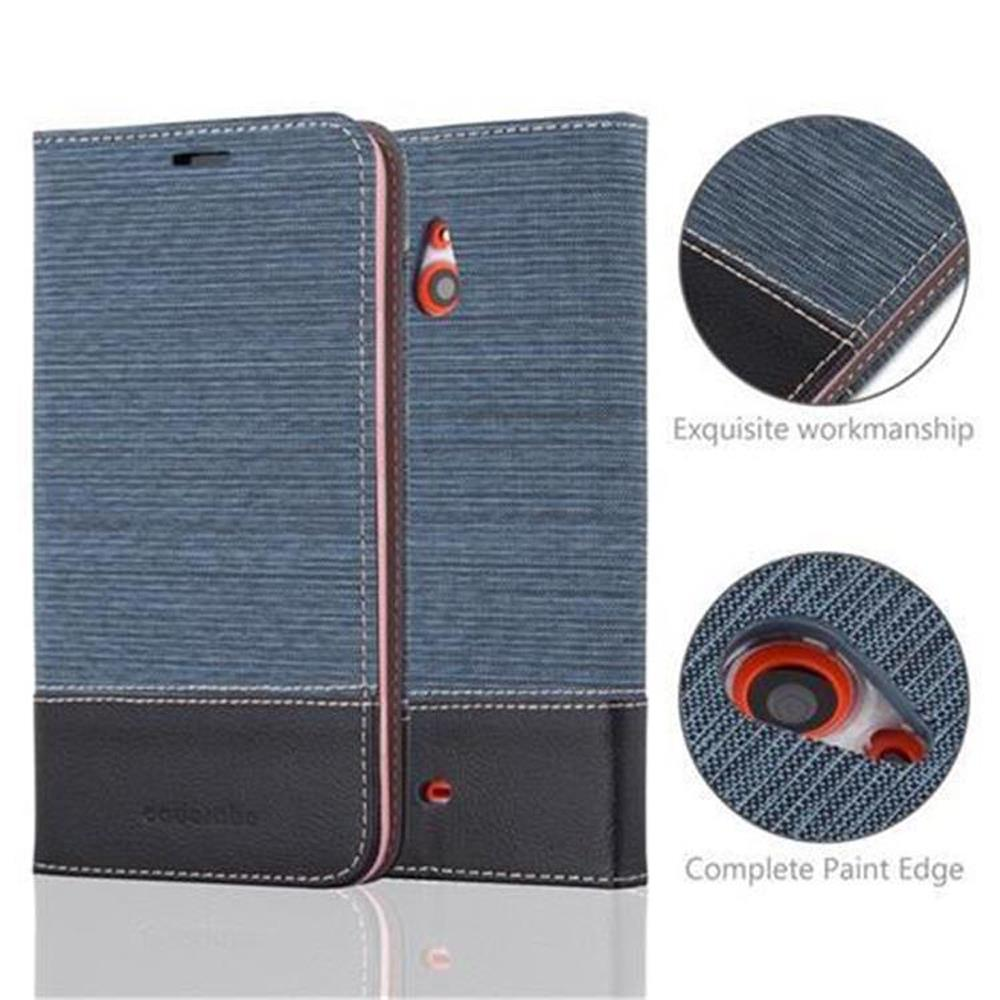 Un étui de téléphone avec un design en tissu bleu et cuir noir.