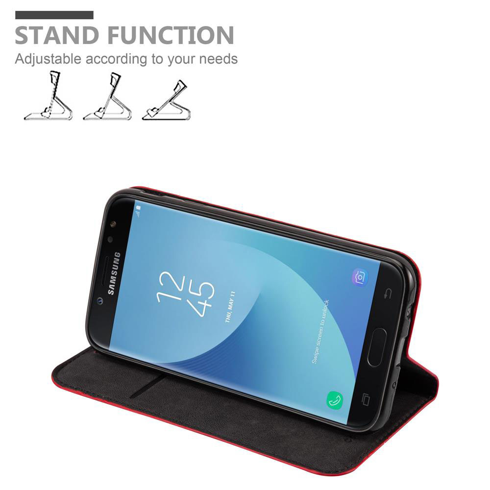 Ein Telefon befindet sich in einer geöffneten Hülle. Die Hülle hat eine Standfunktion und ist rot. Der Bildschirm zeigt die Uhrzeit.