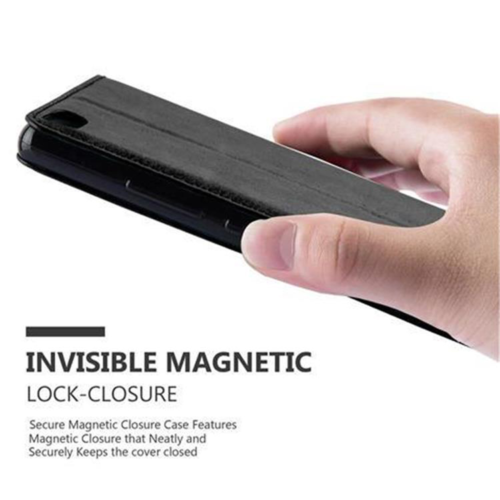 Una mano sosteniendo una funda negra para teléfono. La funda tiene un cierre magnético.