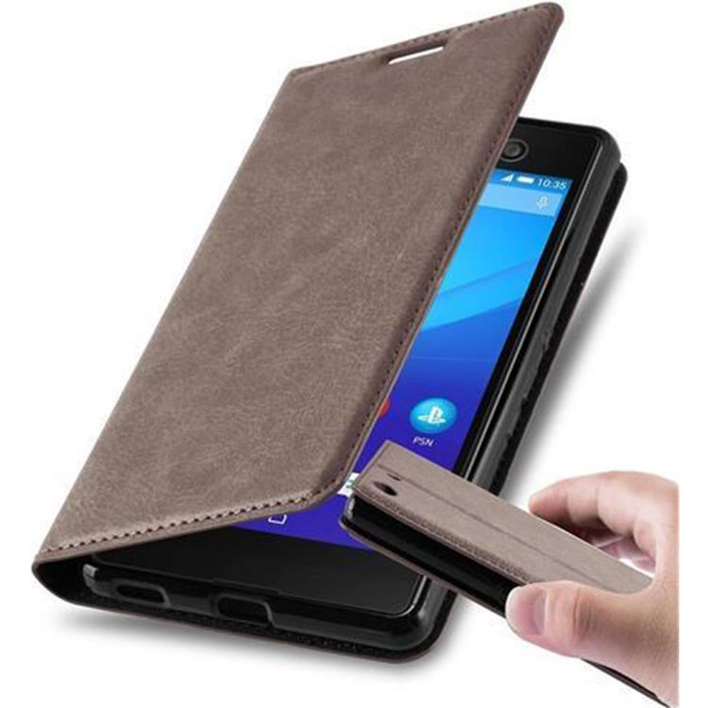 Funda de teléfono marrón con tapa abierta, mostrando una pantalla. Una mano sostiene parte de la funda. Fondo blanco.