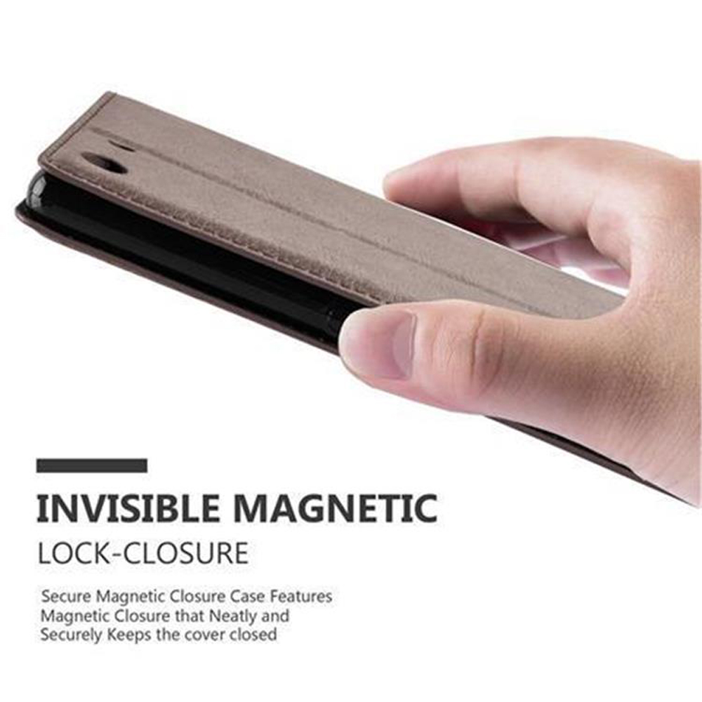 Mano sosteniendo una funda de teléfono color canela. Texto: Cierre magnético invisible. Fondo blanco.