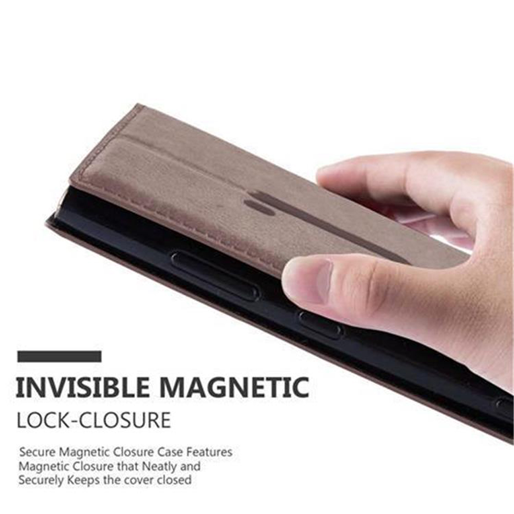 Mano che tiene una custodia per telefono. La custodia è marrone con chiusura magnetica. Testo a sinistra.