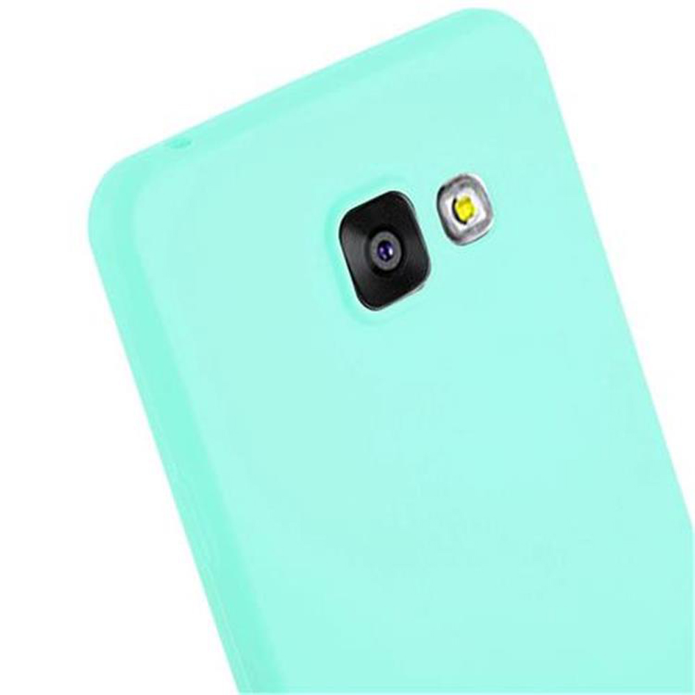 Primo piano di una custodia per telefono turchese con dettagli della fotocamera e del flash sul retro.