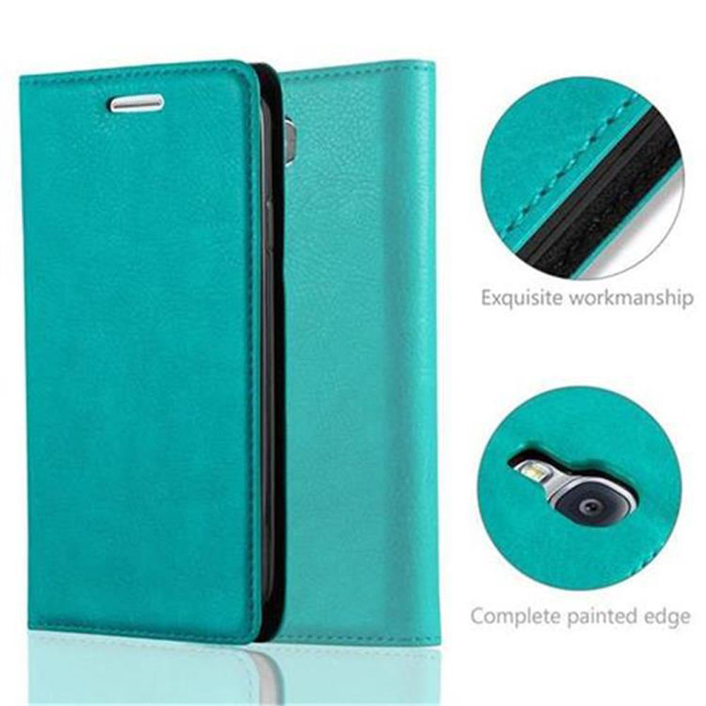 Funda de teléfono verde azulado. Detalles muestran bordes y costuras. Primer plano del orificio de la cámara.