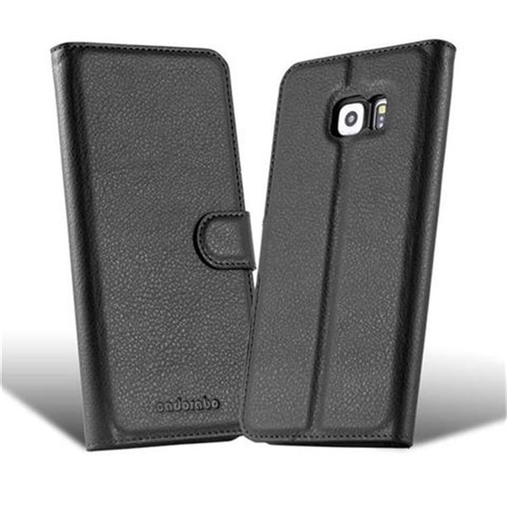 Una custodia per telefono in pelle nera, chiusa e aperta, con chiusura magnetica e un telefono all'interno della custodia aperta.