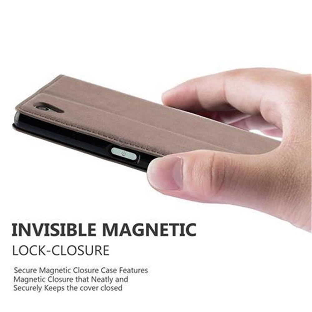 Mano sosteniendo una funda de teléfono cerrada con cierre magnético invisible. Se muestra una funda marrón.