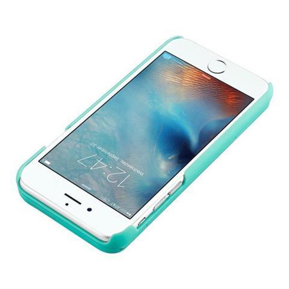 iPhone bianco dentro una custodia verde acqua. Lo schermo mostra l'ora e il calendario.