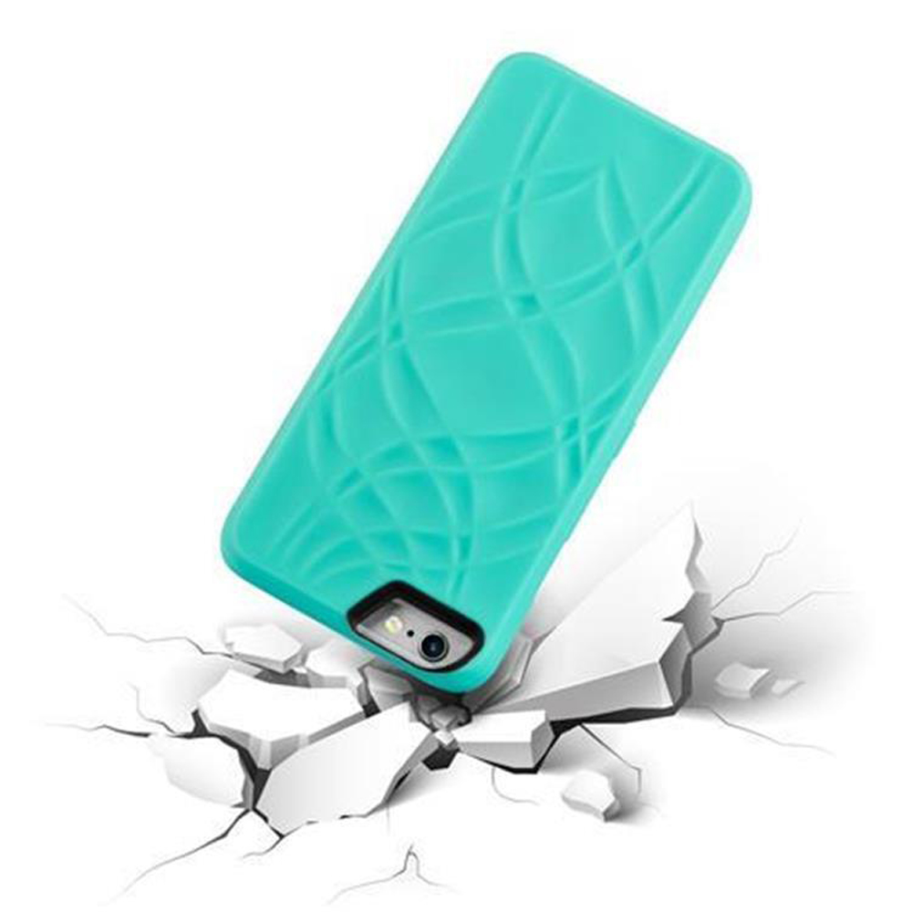 Custodia verde per telefono che cade su terreno bianco crepato.
