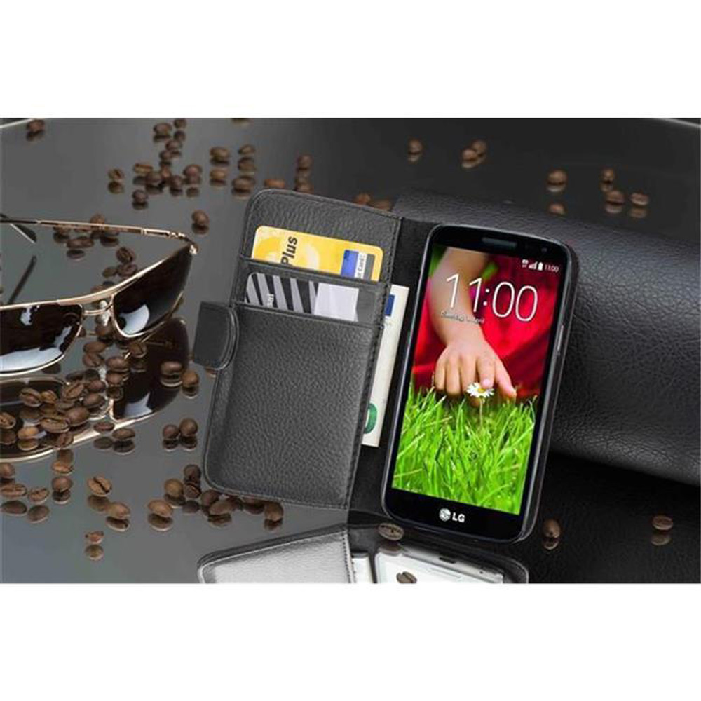 Un telefono in una custodia nera, con carte e chicchi di caffè. Il telefono mostra un'immagine d'erba.