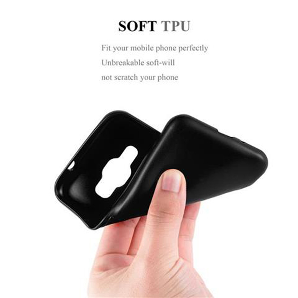Una funda negra para teléfono en una mano, con texto blanco sobre fondo blanco.