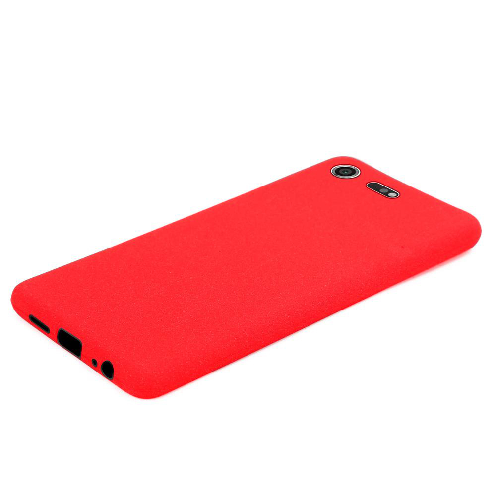 Custodia per telefono rossa con aperture per fotocamera e porta, angolata su sfondo bianco.