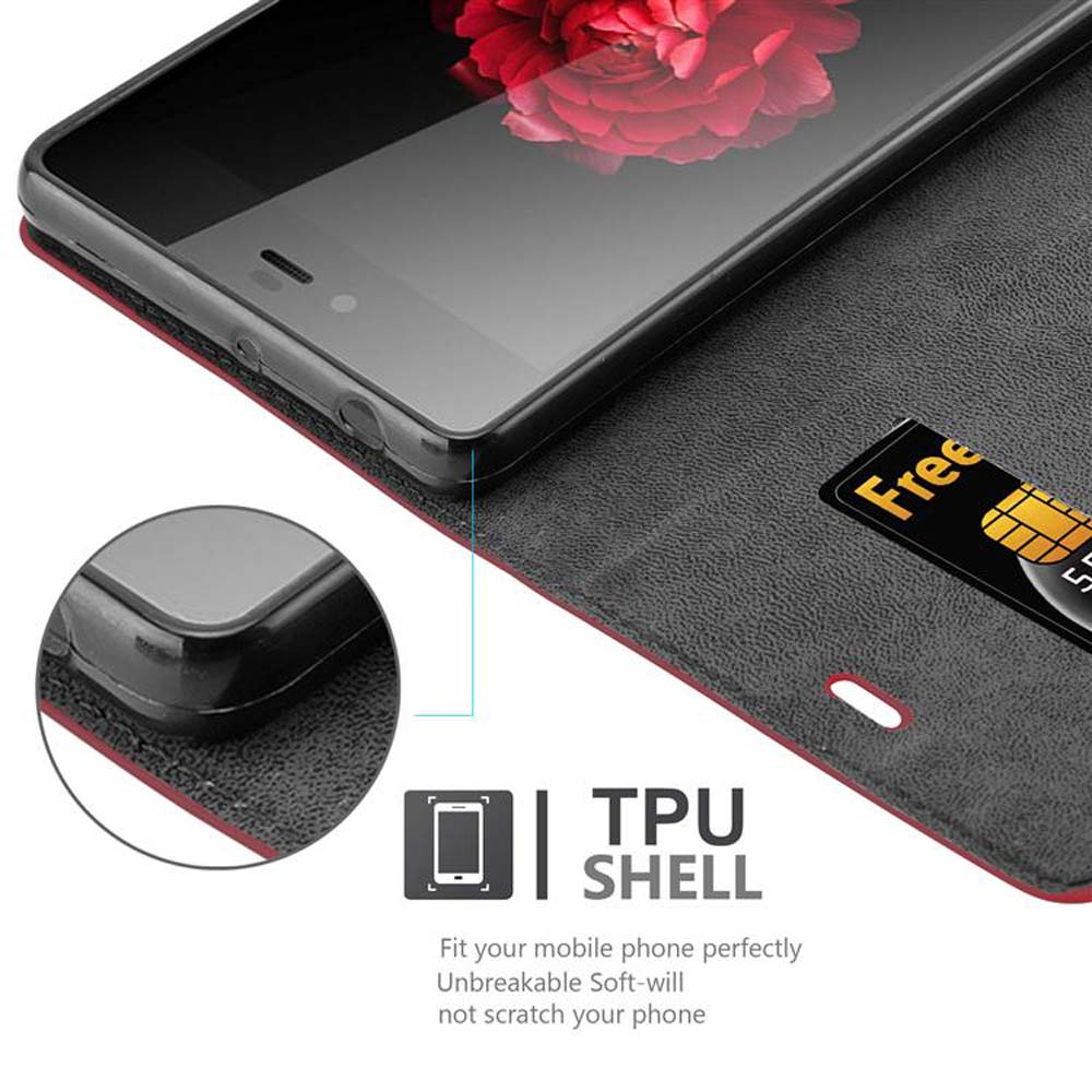 Telefono nero in custodia, con carta di credito ed etichetta TPU shell. Lo sfondo è scuro.