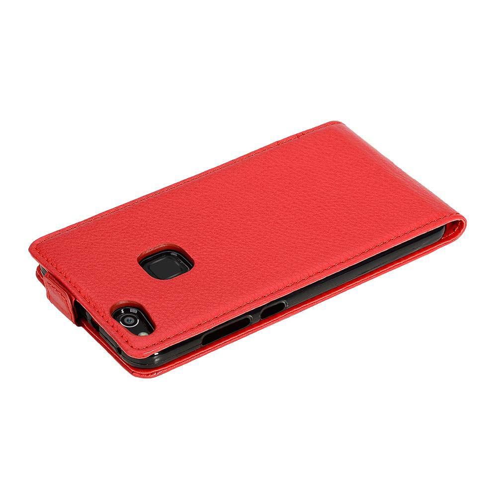 Custodia per telefono in pelle rossa. Il telefono è dentro. La custodia è chiusa.