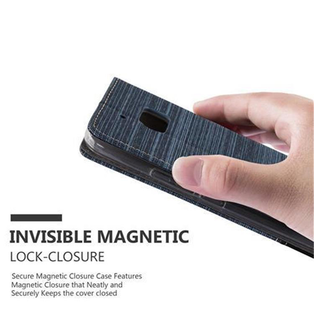 Mano che apre una custodia per telefono blu fantasia, testo: 'INVISIBLE MAGNETIC LOCK-CLOSURE'.