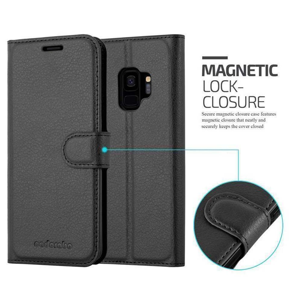 Una custodia per telefono nera, aperta, che mostra una chiusura magnetica e un primo piano della chiusura.