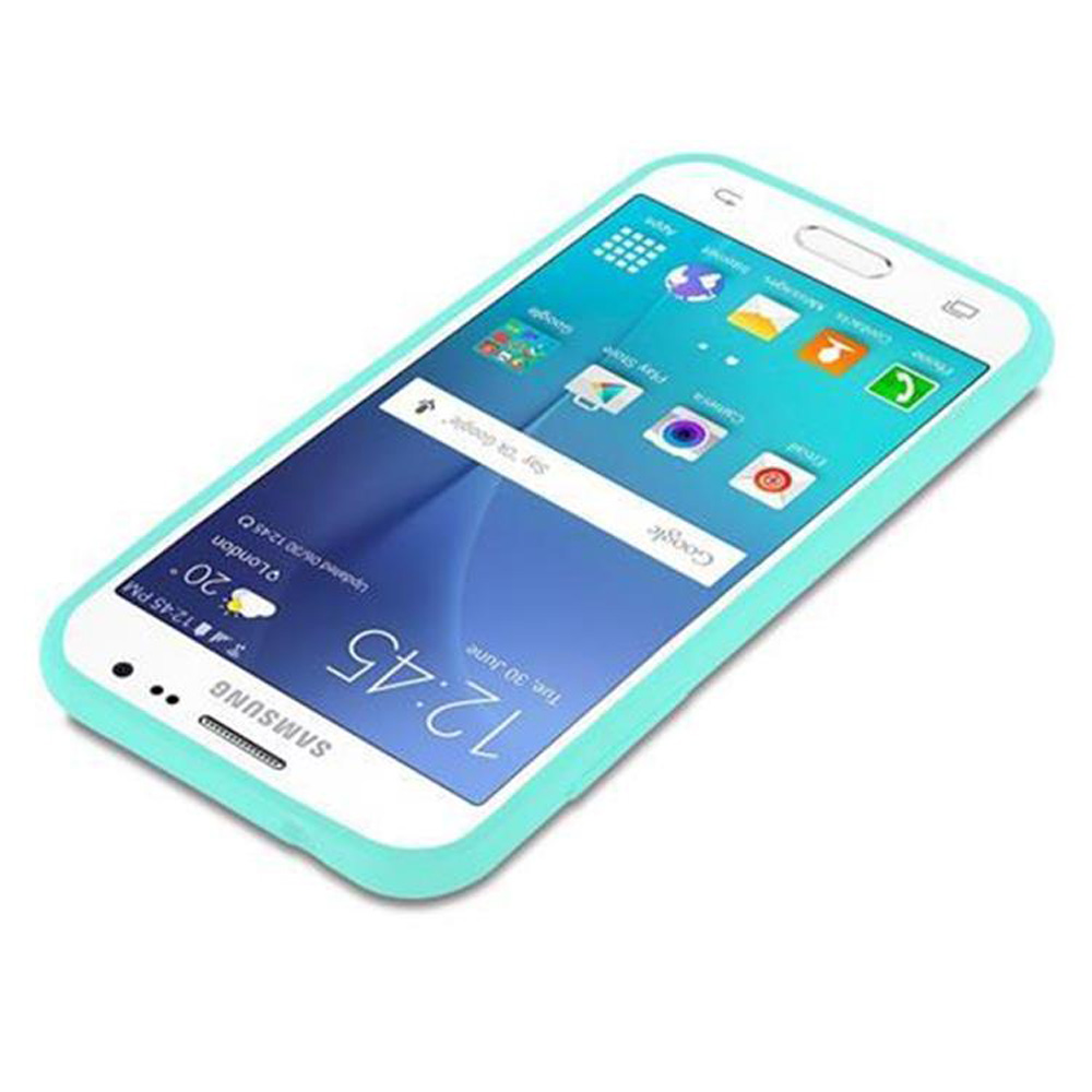 Uno smartphone bianco in una custodia verde acqua. Lo schermo mostra un layout di app. La custodia è su una superficie bianca.
