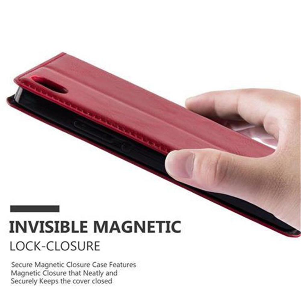 Mano sosteniendo funda roja sobre teléfono. La funda está abierta, el teléfono dentro.